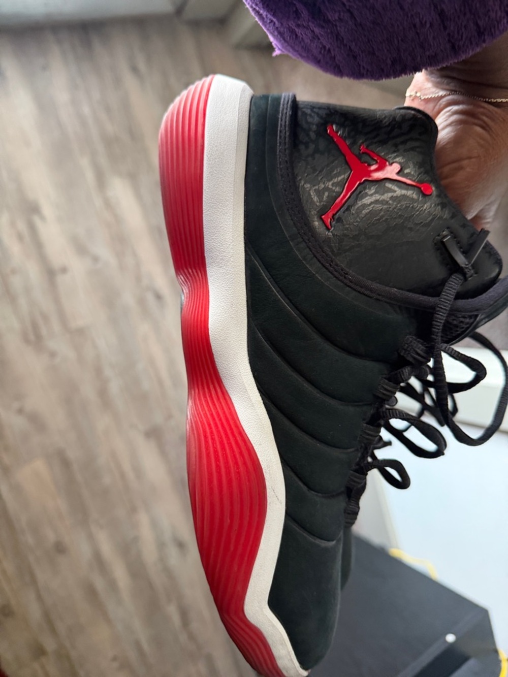 Jordan Men's 9.5 Black and Red Low-Top Athletic Sneakers - Picture 6 of 7